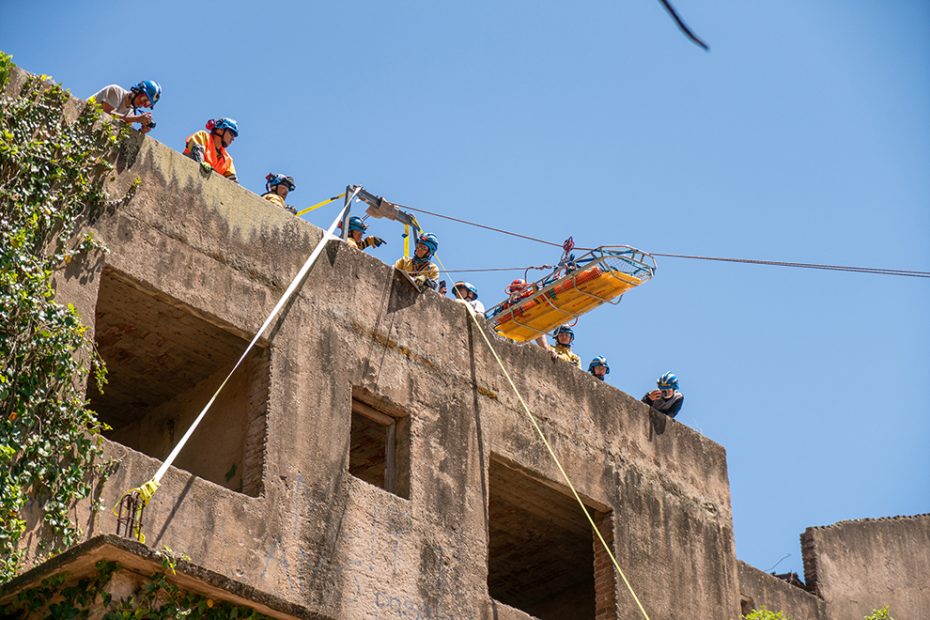 Efectivos de la Brigada de Rescate de Córdoba y el ETAC preparando el equipamiento de asistencia humanitaria