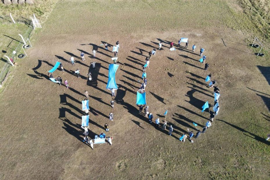 Alumnos de El Fortín celebran el cumpleaños de Lionel Messi con pancarta y camisetas de Argentina