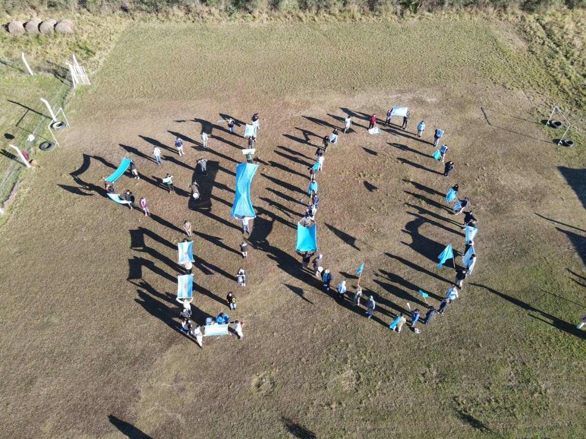 Alumnos de El Fortín celebran el cumpleaños de Lionel Messi con pancarta y camisetas de Argentina
