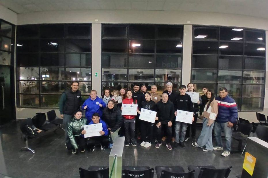 Entrega de reconocimientos a deportistas de las varillas circulo dante panzari y municipalidad