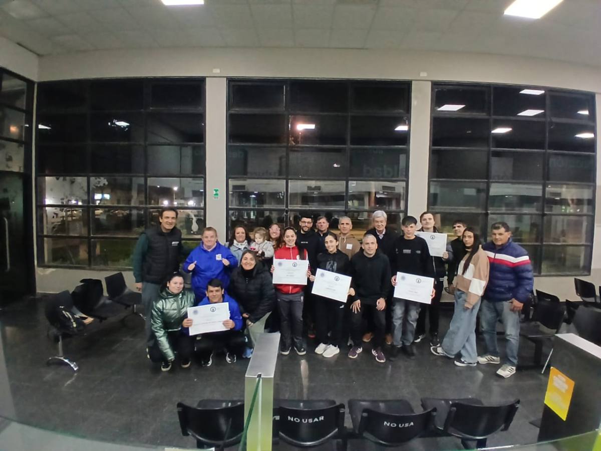 Entrega de reconocimientos a deportistas de las varillas circulo dante panzari y municipalidad
