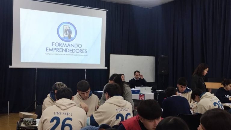 Alumnos participando del certamen Formando Emprendores en Las Varillas Instituto Zuviria