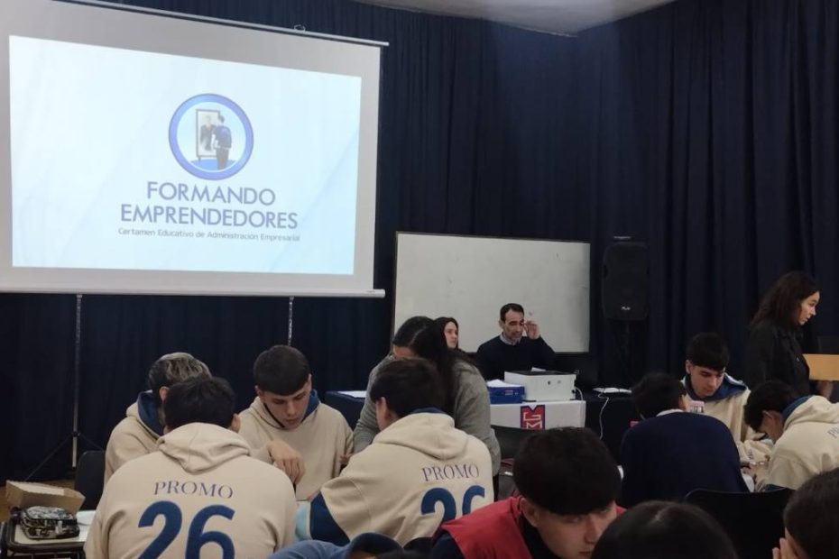 Alumnos participando del certamen Formando Emprendores en Las Varillas Instituto Zuviria
