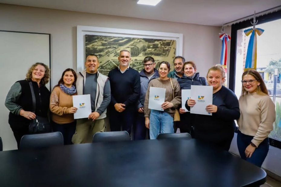 Firma de contratos con beneficiarios del loteo Aires del Este en Las Varillas