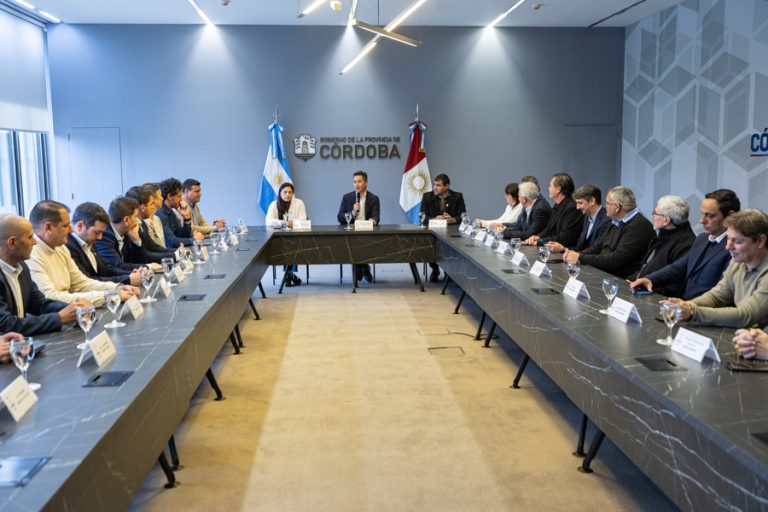 El ministro Manuel Calvo junto a intendentes firmando el acuerdo para financiar obras en la región de San Justo y Rio Segundo