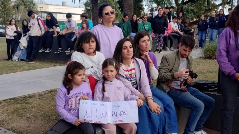 Acto Ni Una Menos en Las Varillas Elizabet Mondino discursos banco lila