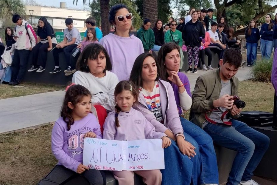 Acto Ni Una Menos en Las Varillas Elizabet Mondino discursos banco lila