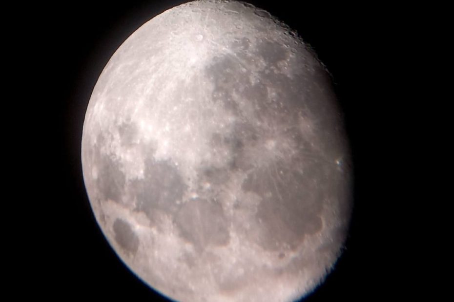 Alumnas del profesorado del Instituto Zuviria presentando las actividades de la Semana de la Astronomia en Las Varillas