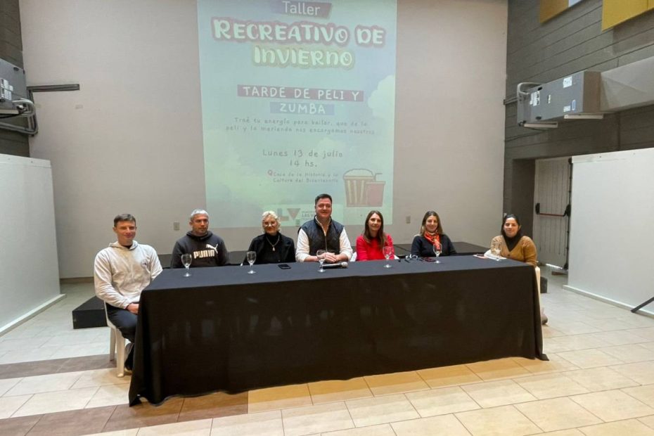 Conferencia de prensa de las autoridades municipales de Las Varillas presentando el Taller Recreativo de Invierno 2026