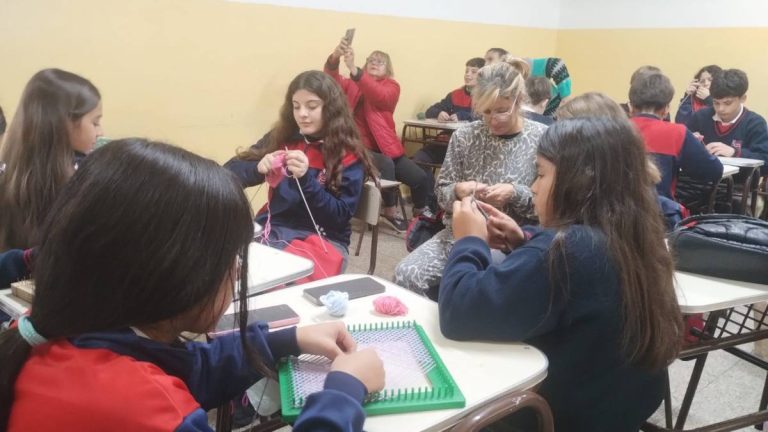 Alumnos y familias del Instituto Gustavo Martines Zuviria tejiendo mantas solidarias en Las Varillas