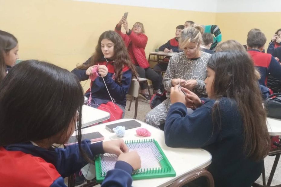 Alumnos y familias del Instituto Gustavo Martines Zuviria tejiendo mantas solidarias en Las Varillas