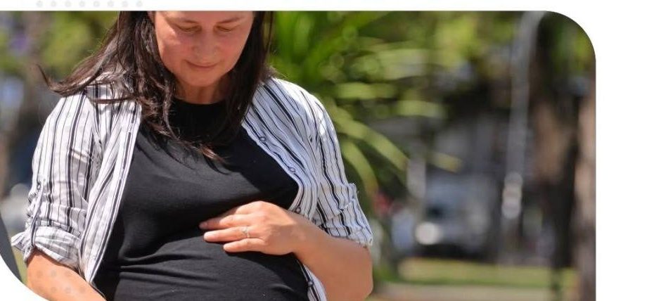 mujer embarazada realizando tramites de anses en las varillas