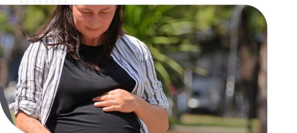 mujer embarazada realizando tramites de anses en las varillas