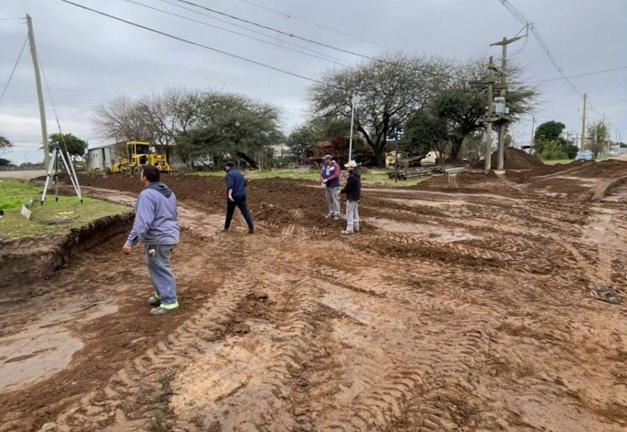 Obreros trabajando en la construcción de cordón cuneta sobre calle Lavalle en barrio Bartolomé Mitre de Las Varillas.