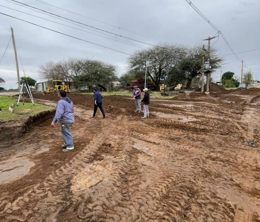 Obreros trabajando en la construcción de cordón cuneta sobre calle Lavalle en barrio Bartolomé Mitre de Las Varillas.