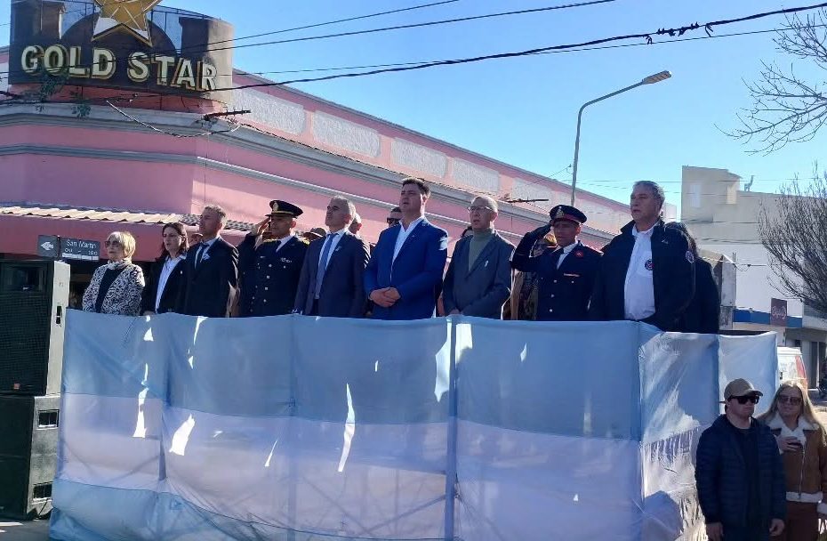 Acto del dia de la bandera en el Centro Cívico de Las Varillas