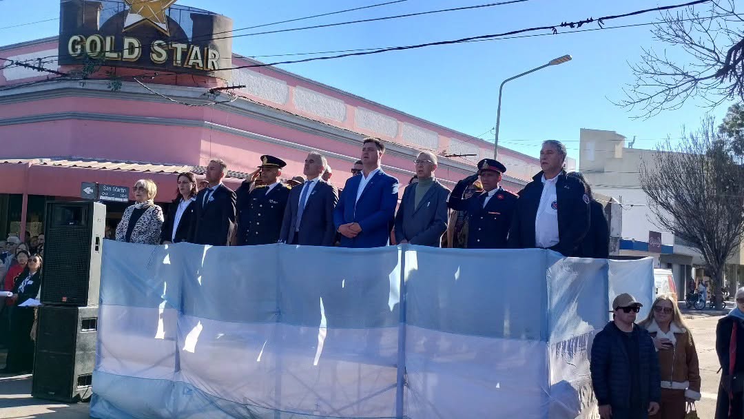 Acto del dia de la bandera en el Centro Cívico de Las Varillas
