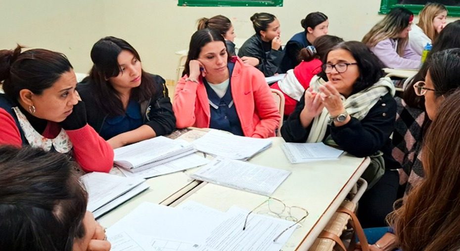estudiantes adultos en un aula de institutos de educacion superior de la provincia de cordoba