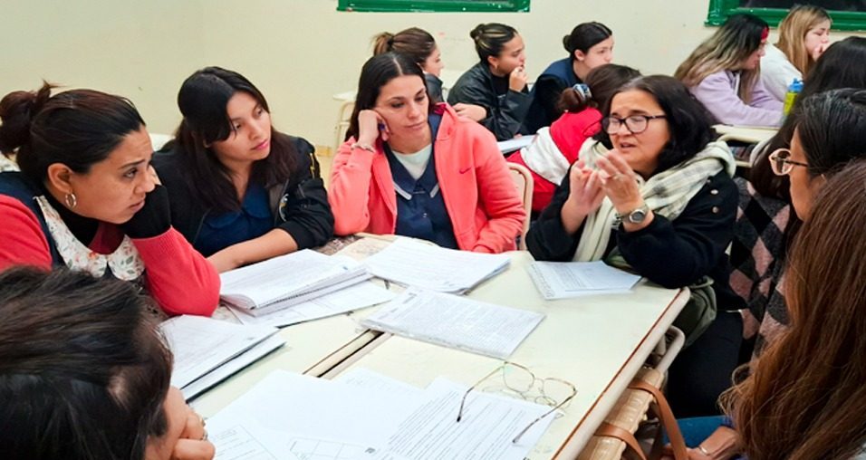 estudiantes adultos en un aula de institutos de educacion superior de la provincia de cordoba