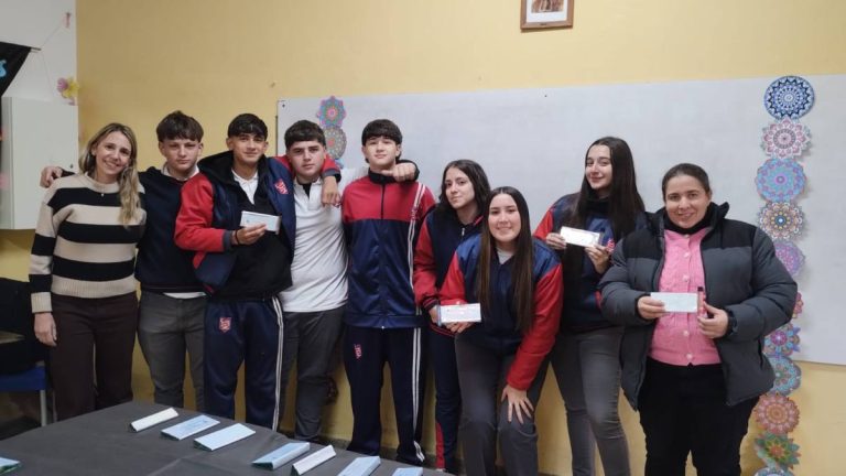 Alumnos del Instituto Gustavo Martínez Zuviría en la Feria de Ciencias
