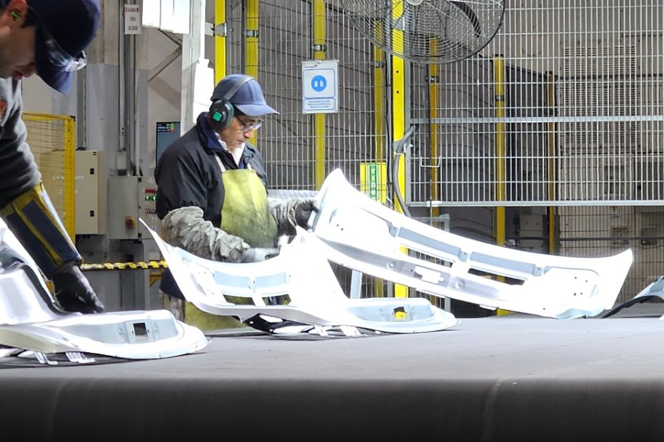 Promoción Industrial en Córdoba obreros trabajando en las industrias promueve empleo